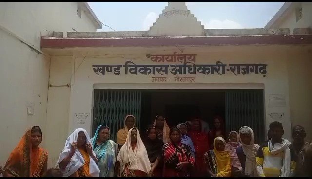 Mirzapur video: महिलाओं ने राजगढ़ ब्लाक में जमकर किया हंगामा, पेयजल की किल्लत से
परेशान है दलित बस्ती के लोग