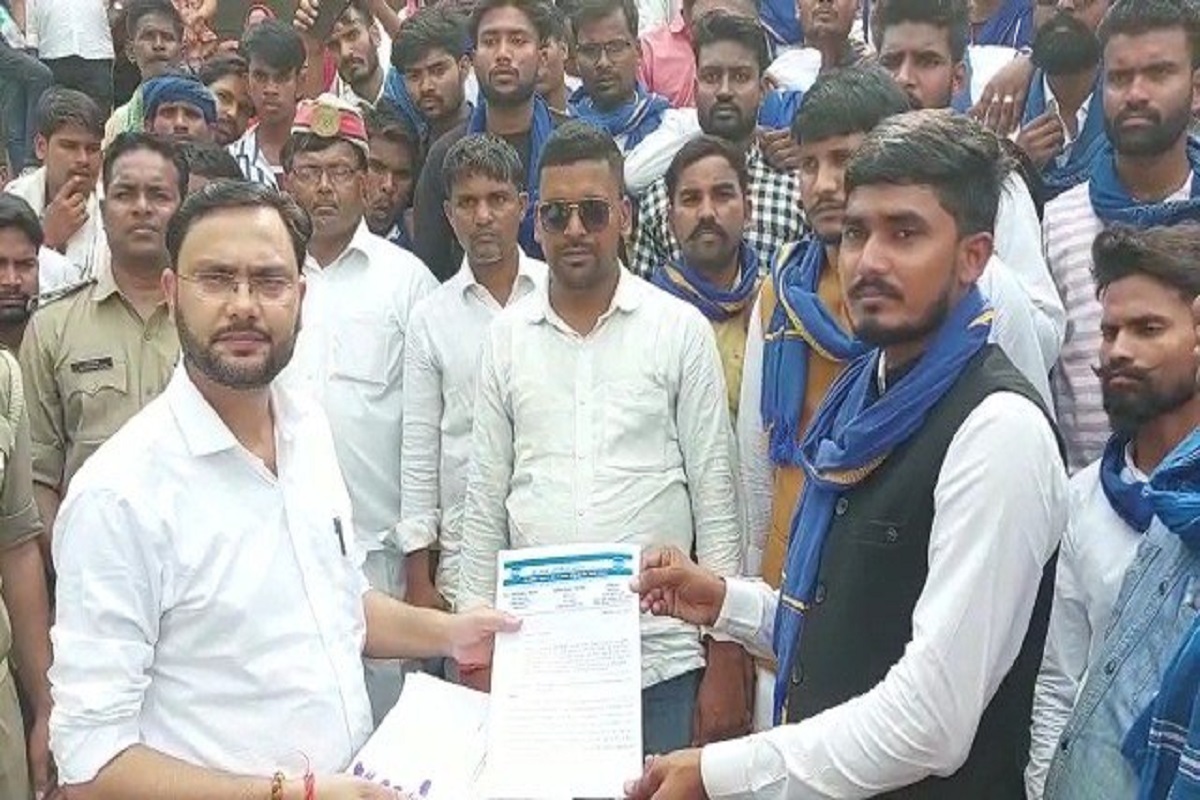 Sonbhadra video: आजाद समाज पार्टी के नाराज कार्यकर्ताओं ने कलेक्ट्रेट पर किया
प्रदर्शन, जमकर की नारेबाजी