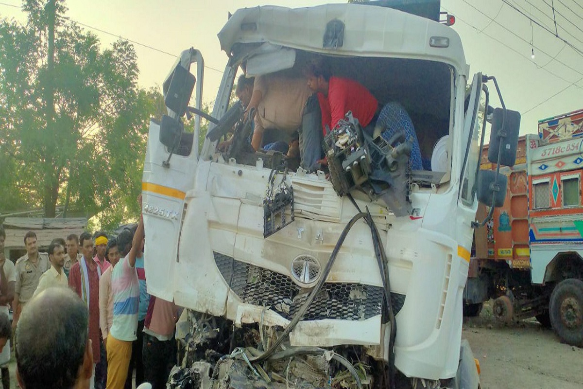 Sonbhadra news: ट्रक के केबिन में फंसने से गयी ट्रक चालक की जान, बालू लदे ट्रक
ने खड़े ट्रक में मारा था टक्कर