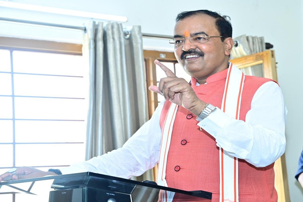 Chandauli news: डिप्टी सीएम केशव मौर्या ने अखिलेश यादव पर कसा तंज,अखिलेश यादव को
वरासत में कुर्सी मिल सकती है किस्मत नहीं
