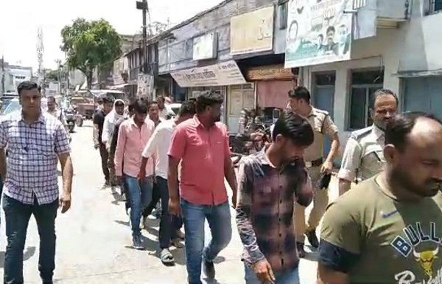 बदनामी से तंग पुलिस ने गोपालगंज में निकाला जुआरियों का जुलूस