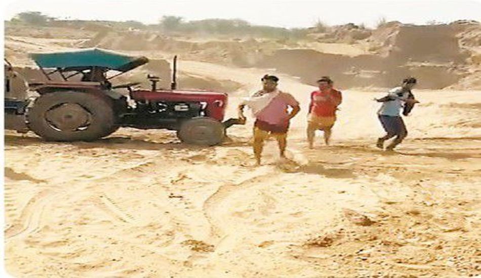 अवैध खनन रोकने गई टीम को खनन करने वालों ने दौड़ा- दौड़ा कर पीटा