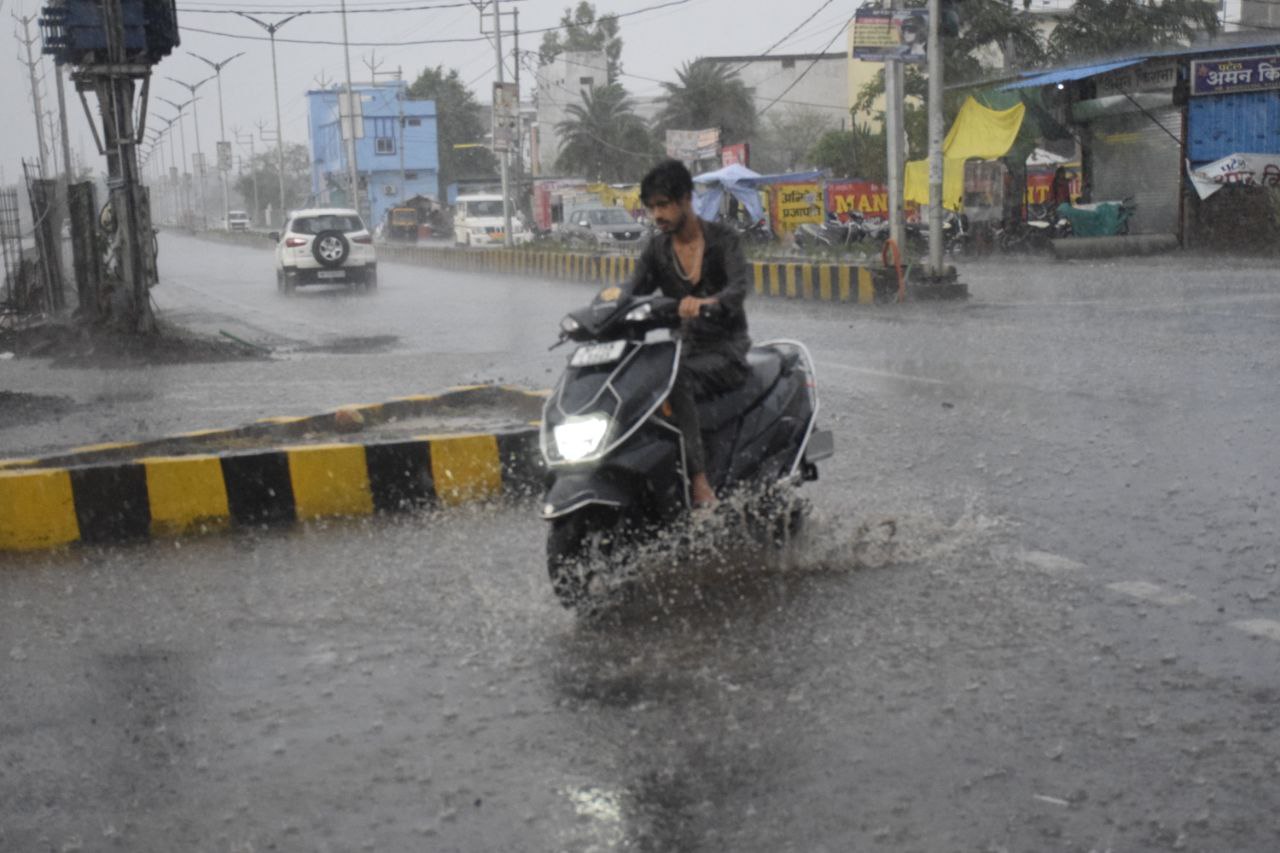 दिन में भीषण गर्मी, शाम को झमाझम बारिश से मिली राहत