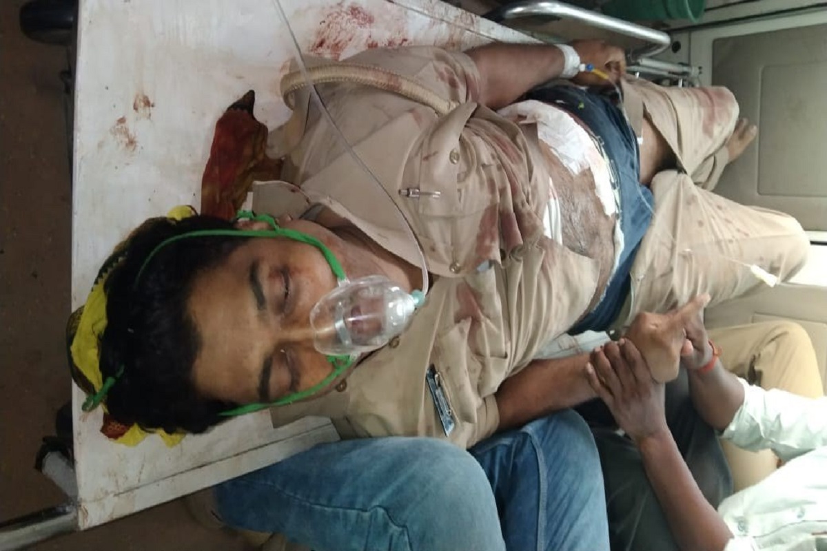 Sonbhadra news: पशु तस्करों ने पुलिस कर्मी को रौंदा, घटना से पुलिस महकमे में
हड़कंप