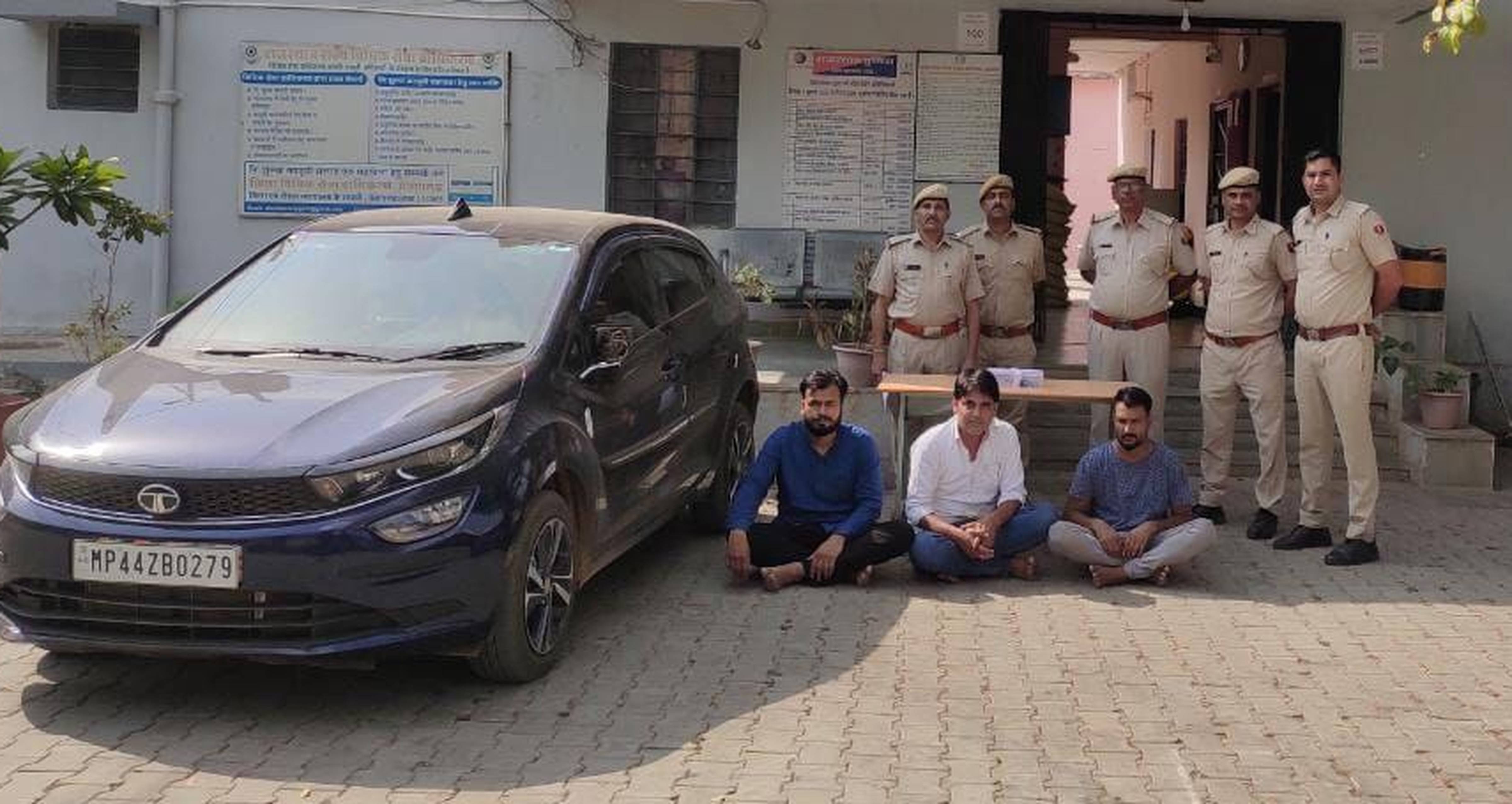 फायरिंग के तीन आरोपियों को 14 घंटे में किया गिरफ्तार, पिस्टल और दो जिंदा कारतूस
बरामद