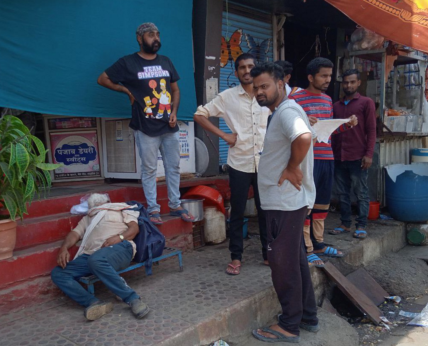 Video Story : बैठे-बैठे बेहोस हो गया अधेड़, एम्बुलेंस की मदद से भिजवाया अस्पताल