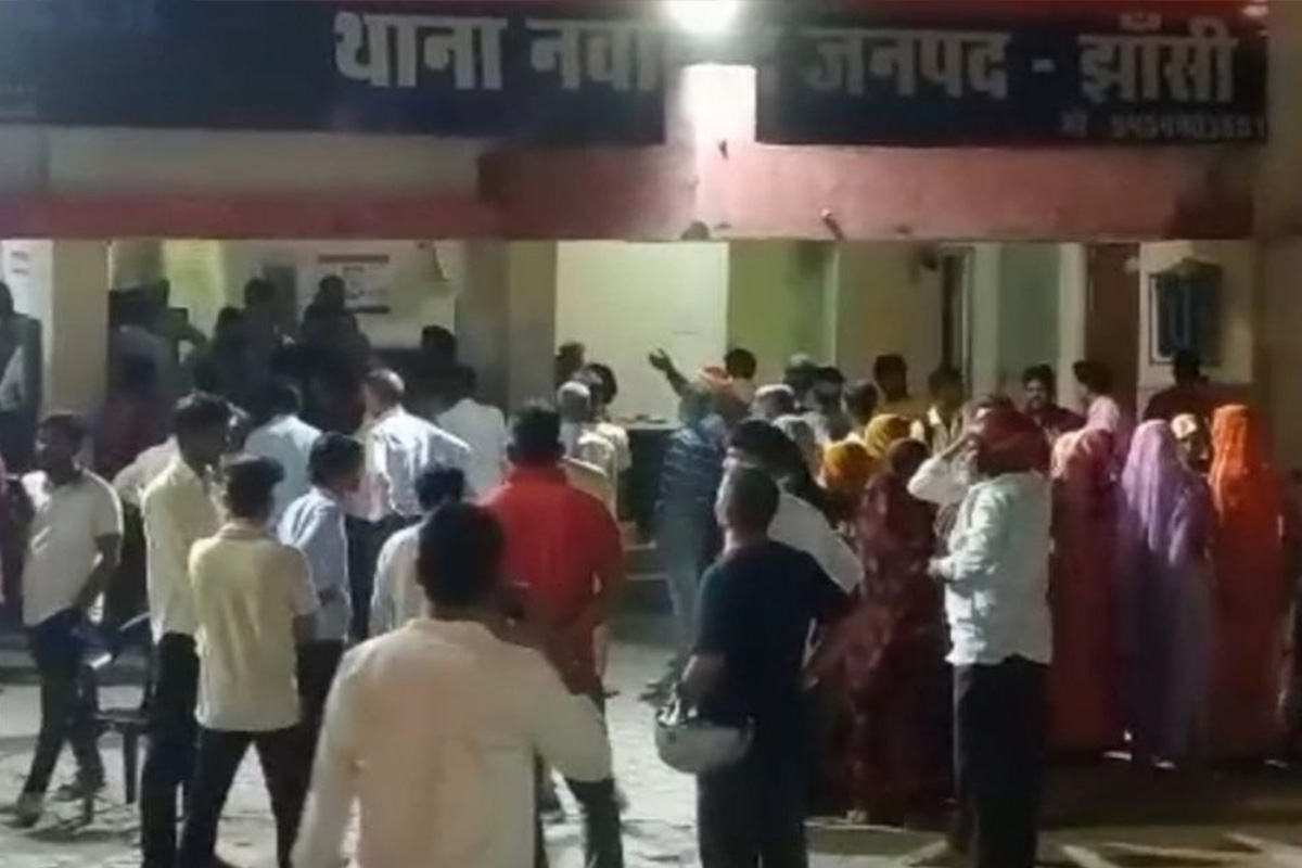 Jhansi News : पुलिस ने युवक को लिया हिरासत में, गुस्साए परिजनों ने घेर लिया थाना