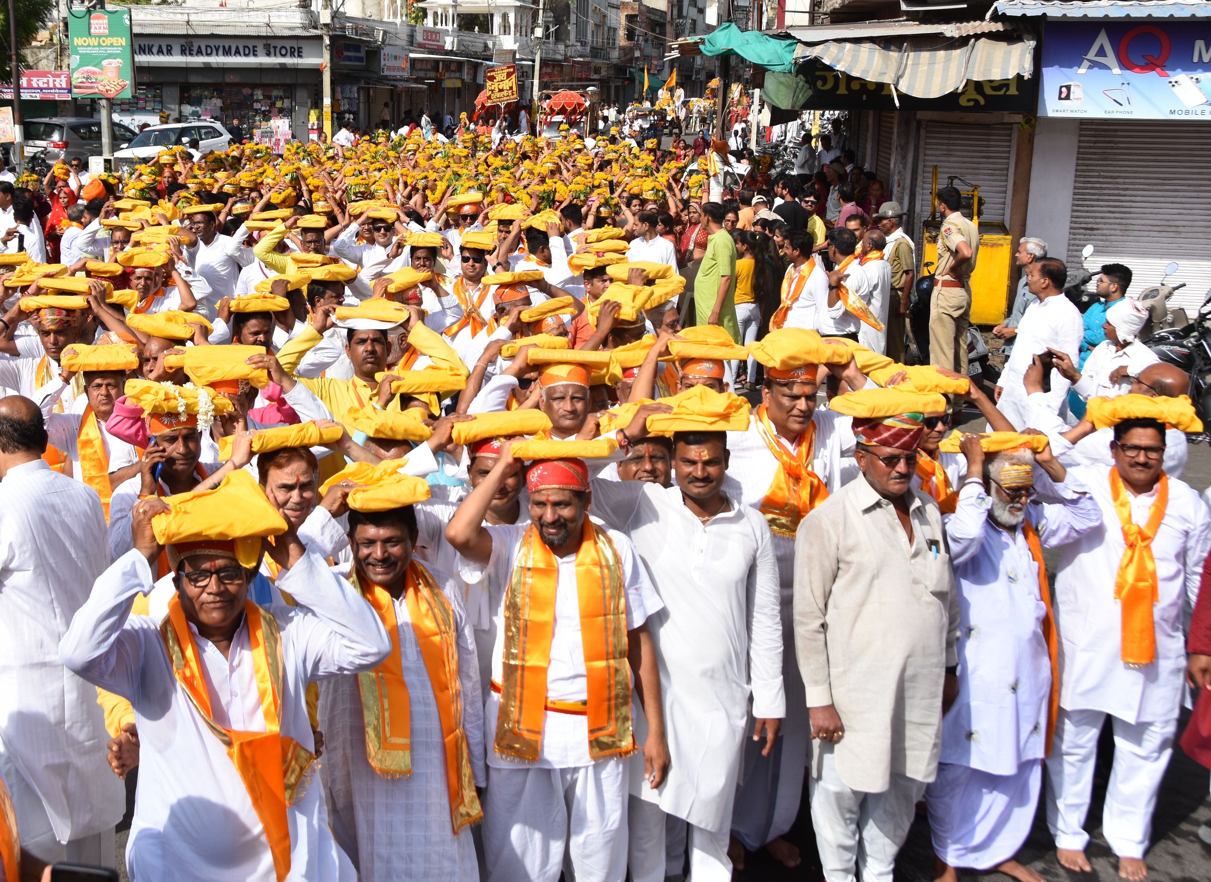 भीलवाड़ा में नृत्य करते भक्त, राधे-राधे की गूंज से गूंजा शहर