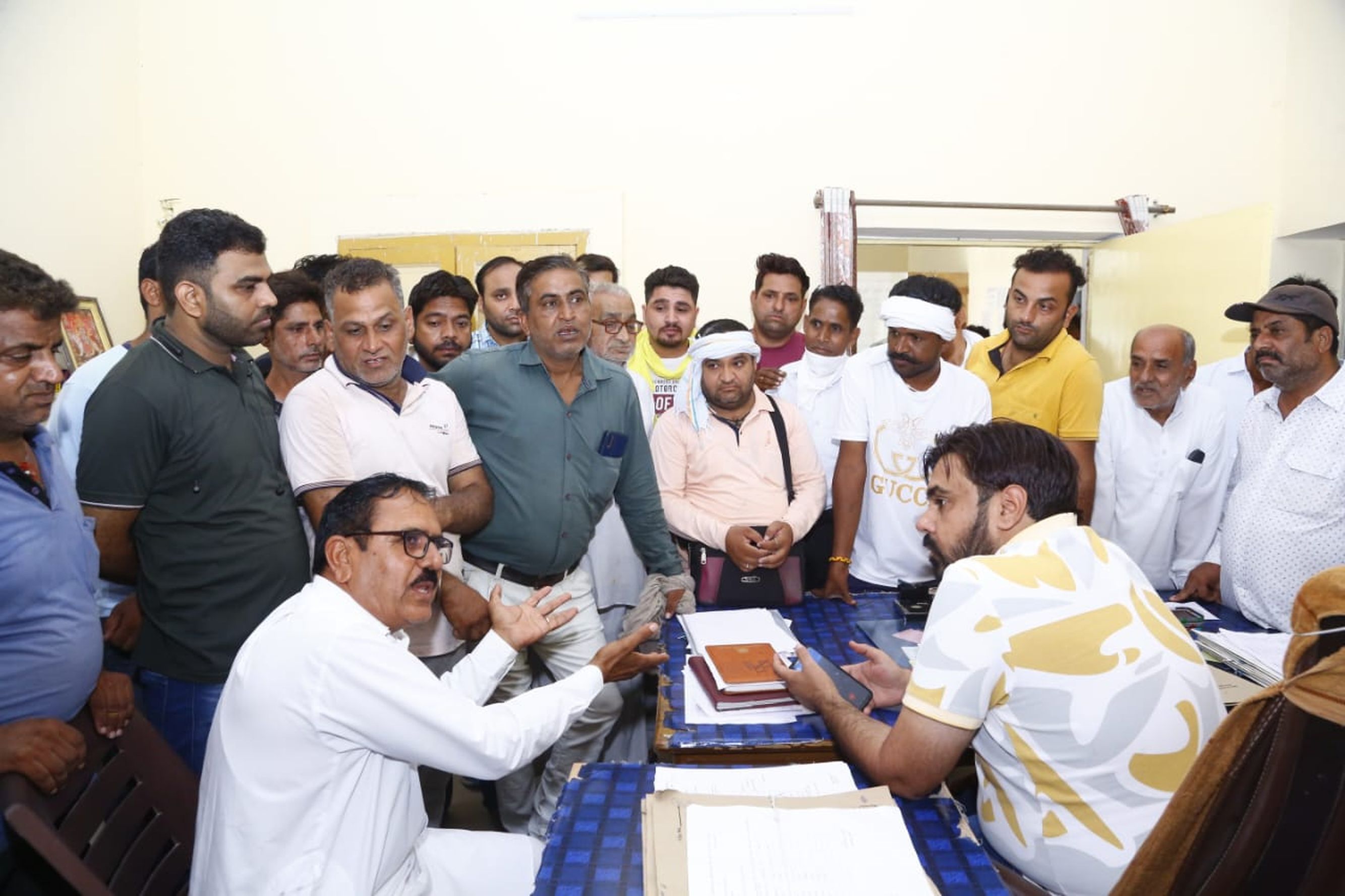 ट्रांसफार्मर लगाने के आश्वासन के बाद शांत हुए वार्डवासी, एईएन का किया घेराव