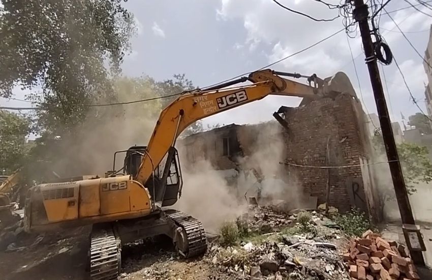 VIDEO : नगर निगम ने जंगमपुरा में खतरनाक मकान गिराया