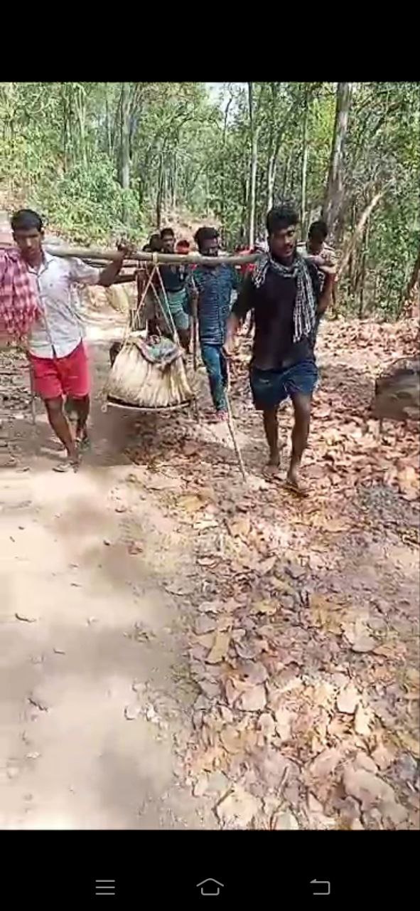 खाट पर 7 किमी शव ढोकर गांव पहुंचे परिजन- देखें वीडियो