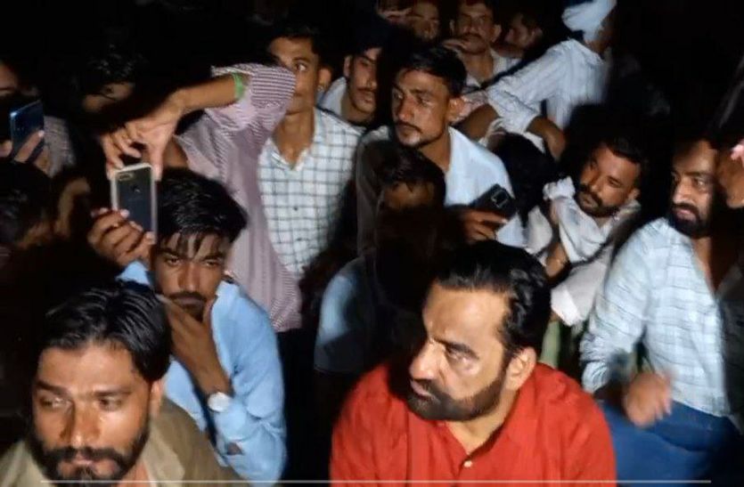 कोलायत से समर्थकों के साथ बीकानेर आकर बेनीवाल ने कलक्ट्रेट का किया घेराव, देखें
वीडियो