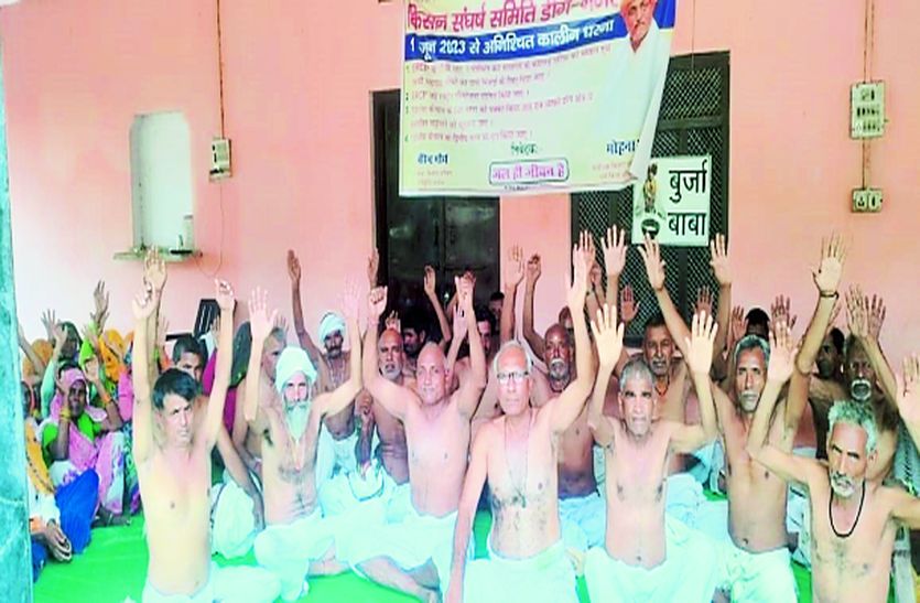 शायद ही देखे होंगे ऐसे हालात…पानी के लिए हुए अर्धनग्न