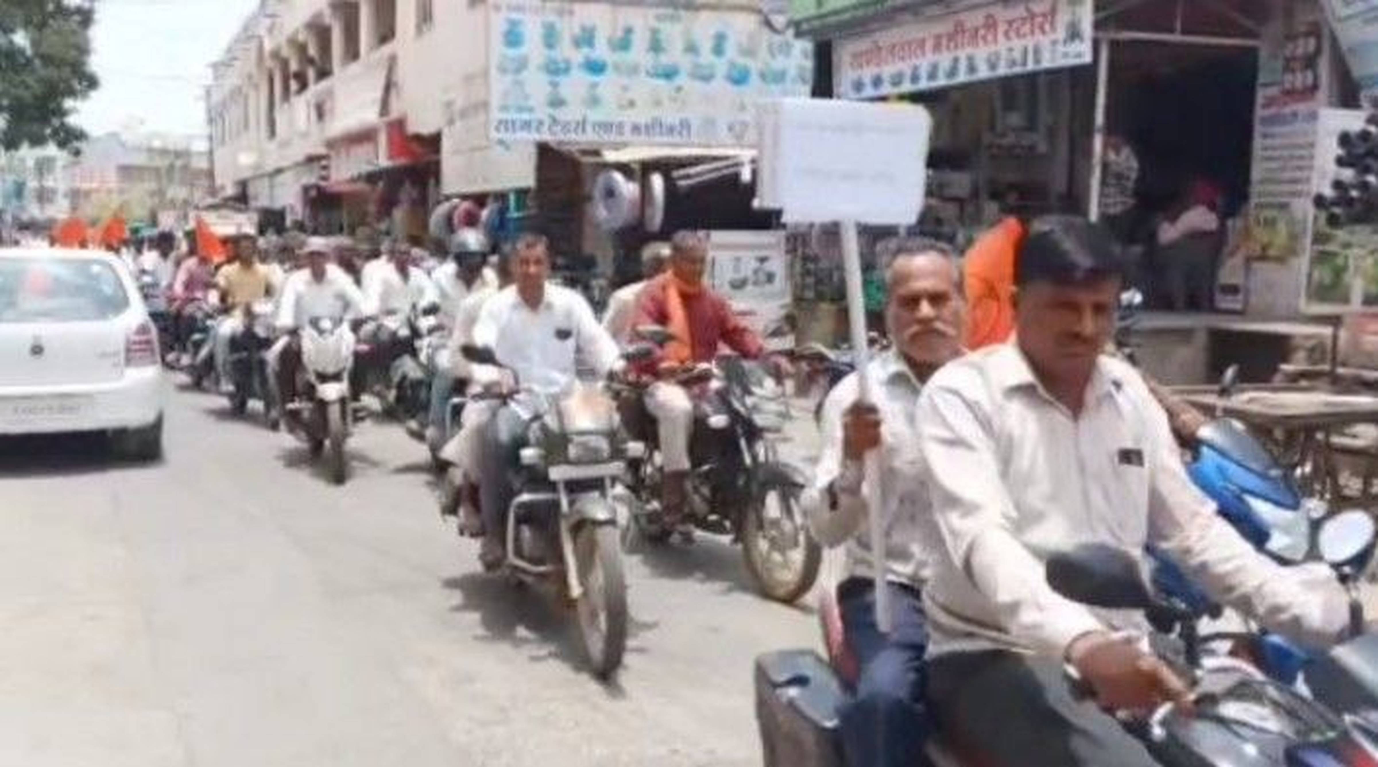 किसानों ने भरी हुंकार, निकाली रैली, किया प्रदर्शन