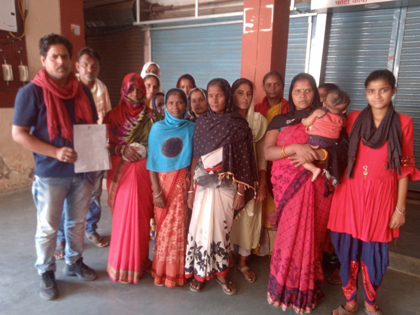 video story- पेयजल की समस्या से जूझ रहे वार्डवासियों ने सौंपा ज्ञापन