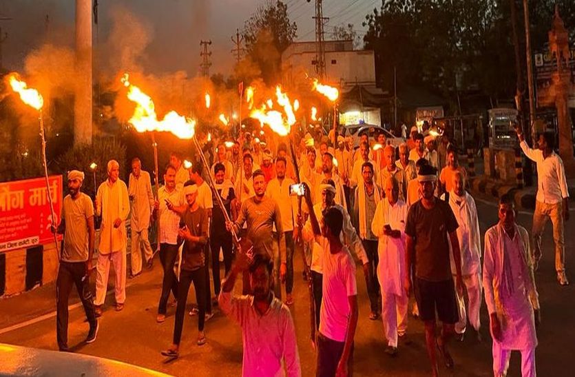VIDEO: मशाल लेकर सड़कों पर निकले किसान, लगाए नारे