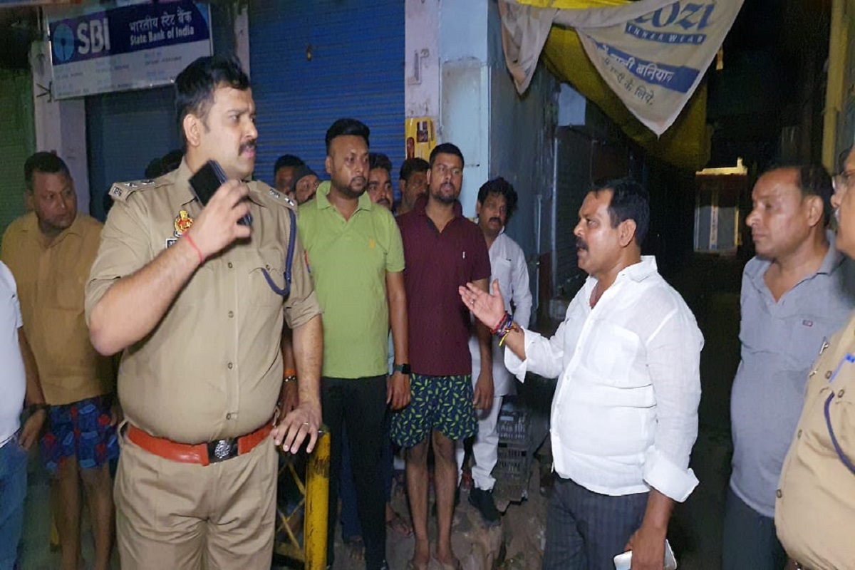 Chandauli video: मनबढ़ सपा नेता ने की कई राउंड फायरिंग, लग गई पान विक्रेता को
गोली हालत गंभीर
