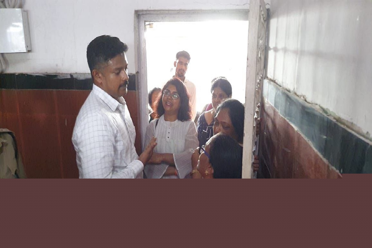 Chandauli video: ट्रेन छूटने से नाराज दक्षिण भारतीय यात्रियों ने डीडीयू जक्शन पर
रेलकर्मियों को बनाया बंधक, देखें वीडियो
