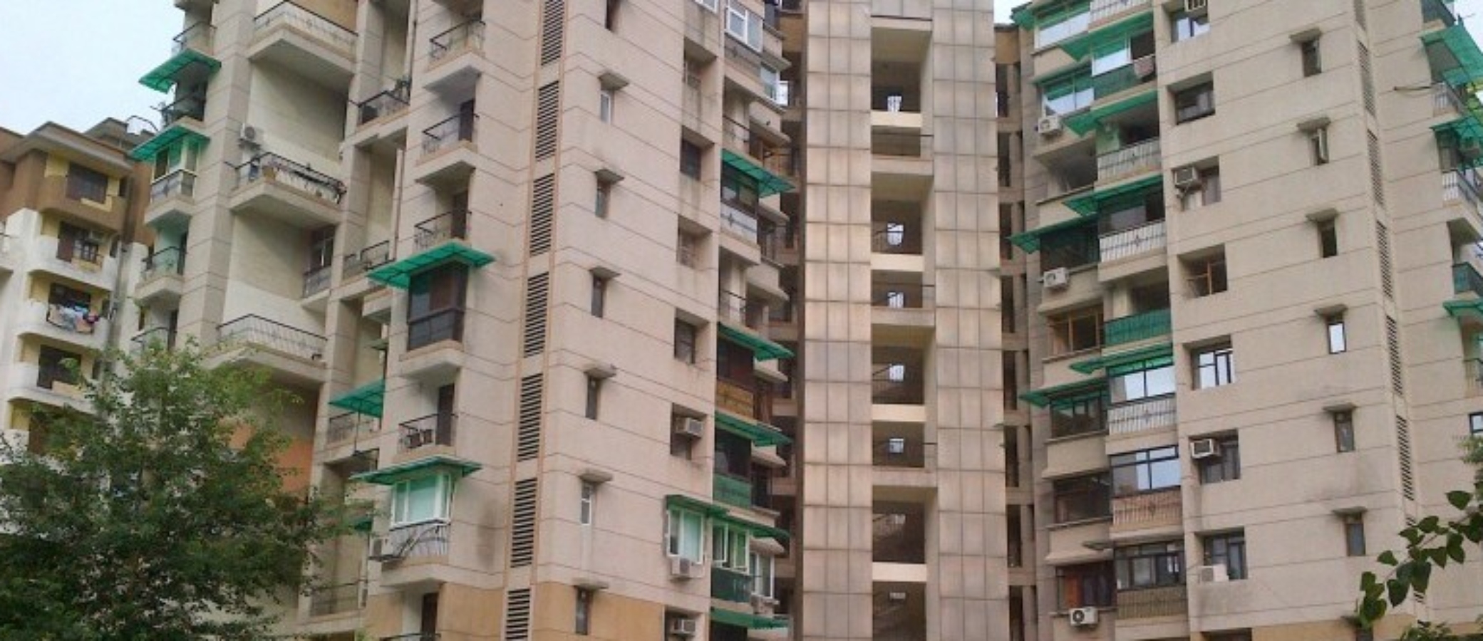 Greater Noida: महिलाओं के नाइटी पहनने और पुरूषों के लुंगी पहनकर घूमने पर
प्रतिबंध, सोसाइटी में जारी हुआ ड्रेस कोड