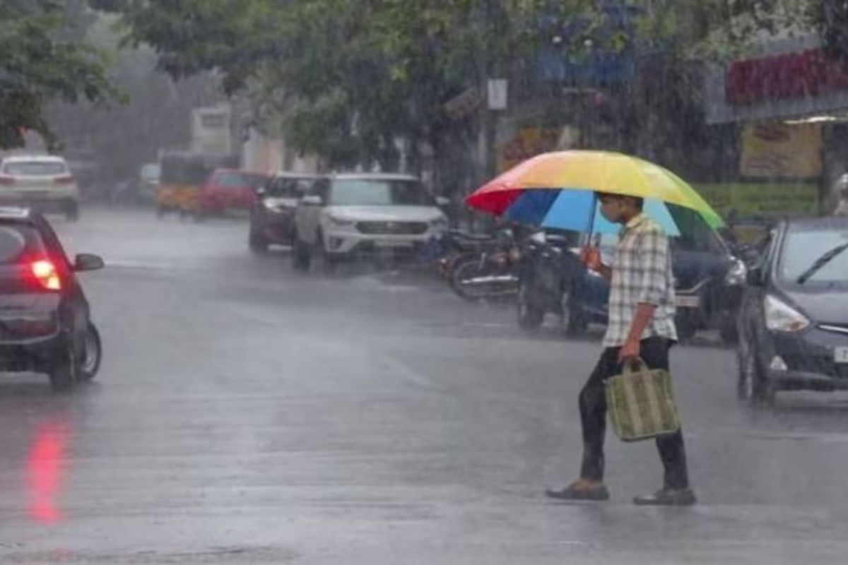 UP Weather:यूपी में इस दिन आएगा मानसून, लखनऊ से आगरा तक गरज-चमक के साथ होगी
बारिश, IMD ने दी ये सलाह