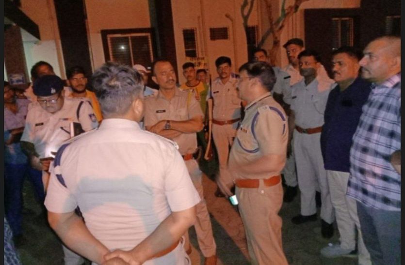 VIDEO…बदमाशों को पकडऩे जेतपुरा आई पुलिस पर हुआ हमला, एएसआई को लगी गोली, आरोपी
फरार