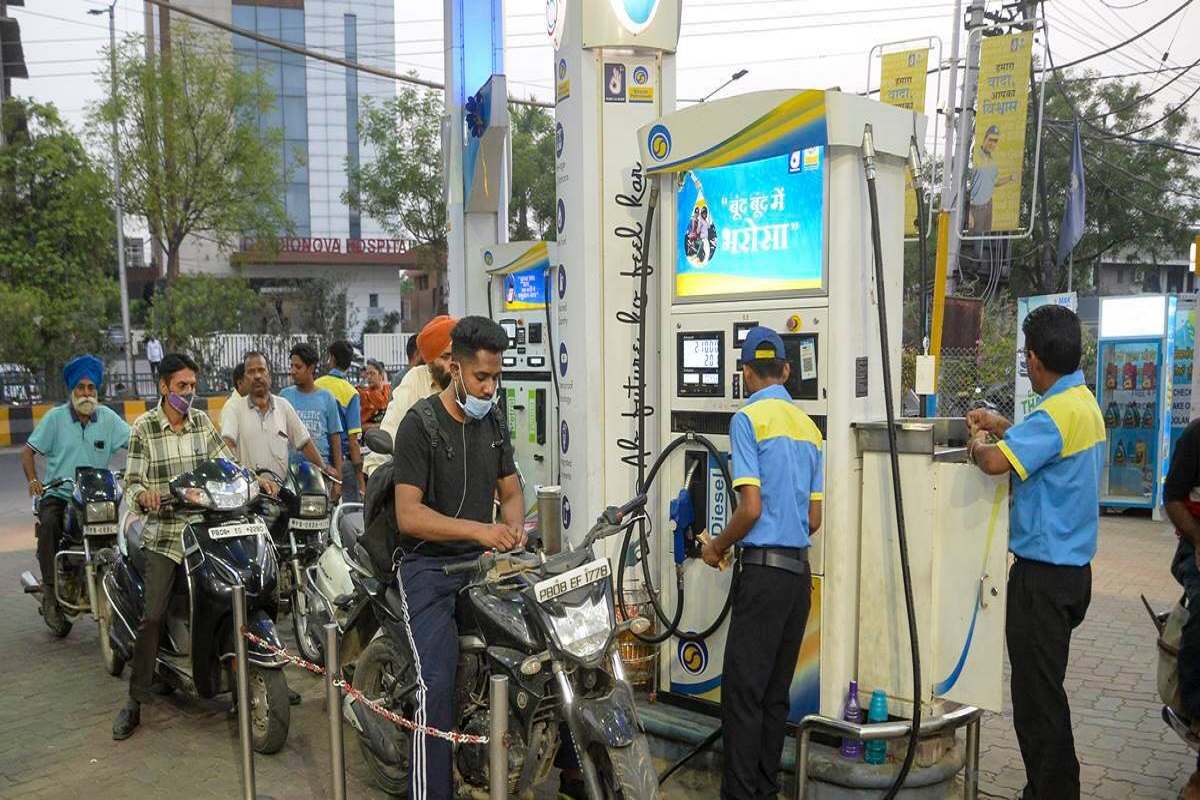 कच्चा तेल 70 डॉलर नीचे, फिर क्यों नहीं बदल रहे है पेट्रोल-डीजल के दाम