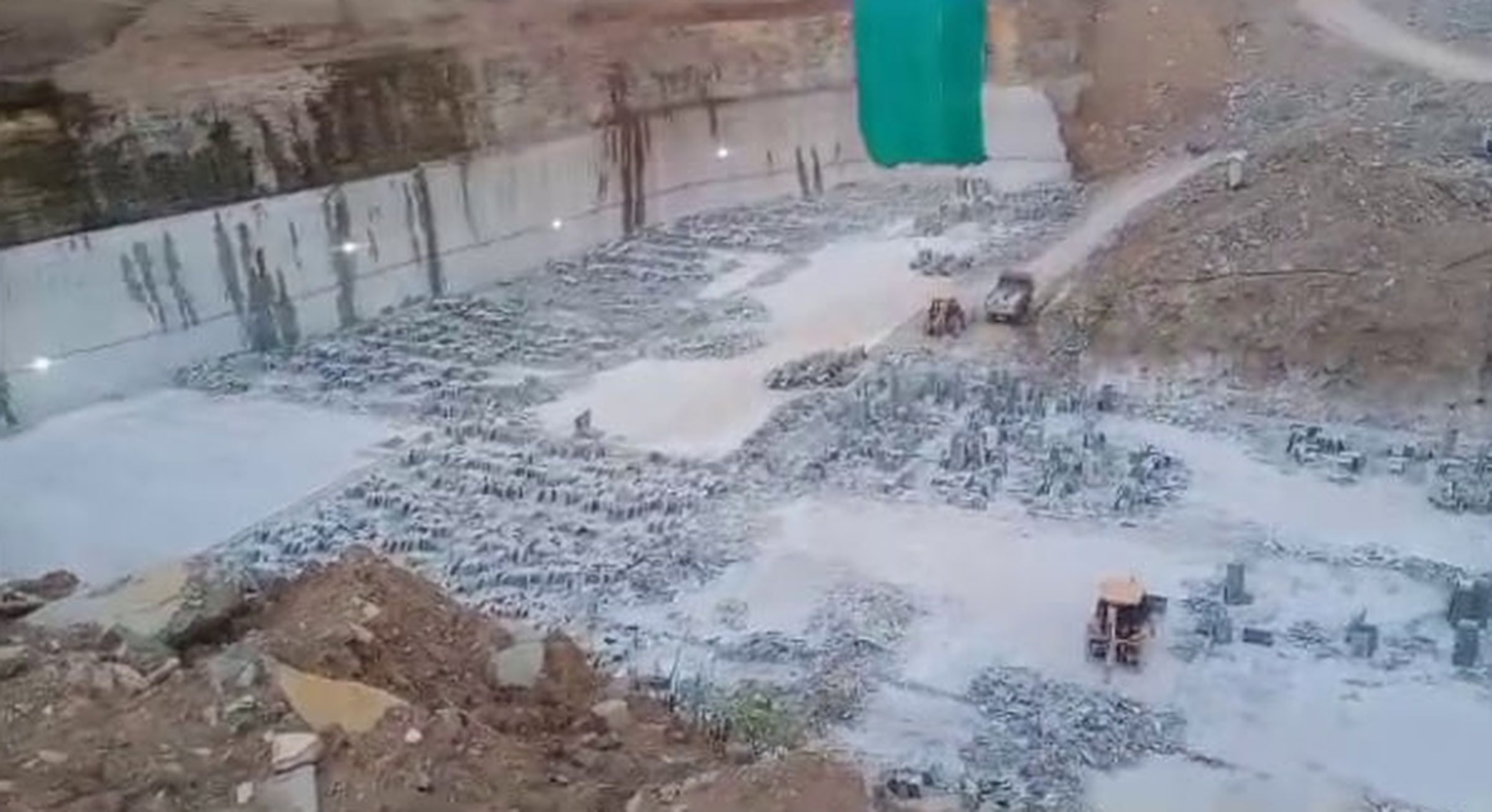 illegal mining causes : खनन माफियाओं ने खेत खोद डाला, ऊपर से जान से मारने की
धमकी