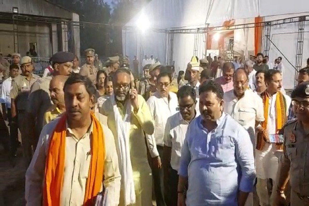 Sonbhadra video: सीएम योगी की सभा की तैयारियों का कैबिनेट मंत्रियों ने लिया
जायजा, सुरक्षा व्यवस्था चाक चौबंद