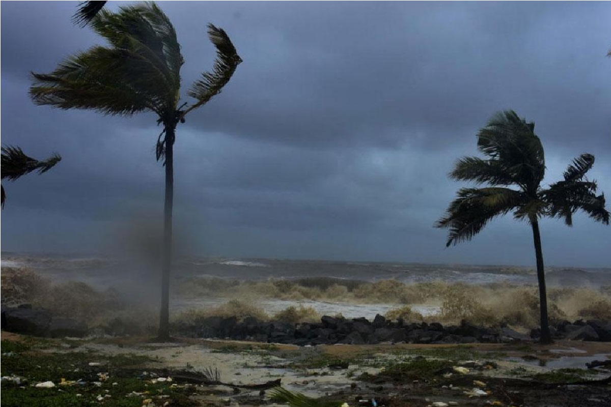 Cyclone Biporjoy: जखौ तट से टकराया चक्रवाती तूफान बिपरजॉय, तेज हवाएं, भारी बारिश
का नजारा देखिए