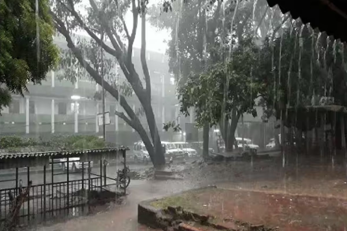 Rain Alert: तेज हुआ बिपरजॉय, यूपी में 3 दिनों तक 60-70 की रफ्तार से चलेंगी
हवाएं, 51 जिलों में बारिश का अलर्ट