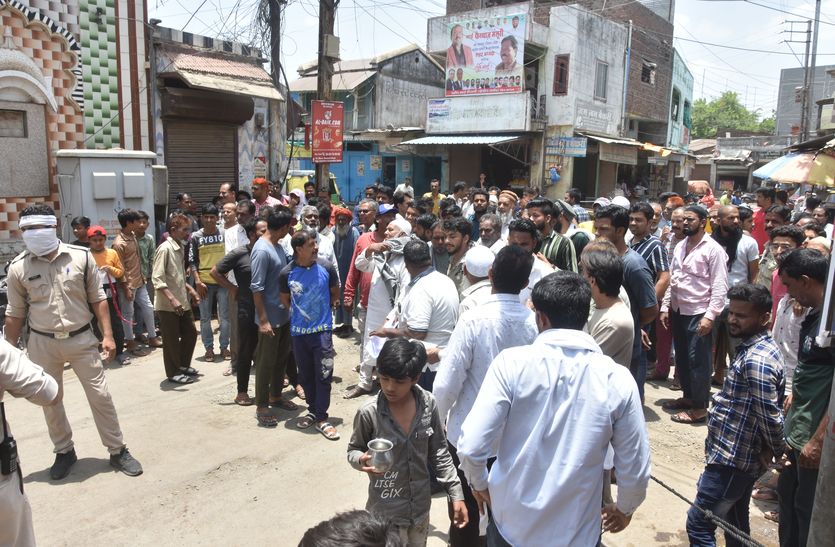 Video : #Ratlam में सड़क़ के लिए सडक़ पर उतरे रहवासी