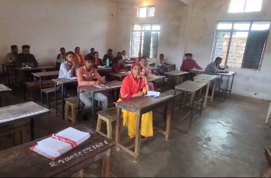 10 वीं 12वीं में फेल विद्यार्थियों ने हल किया हिंदी विषय का पर्चा