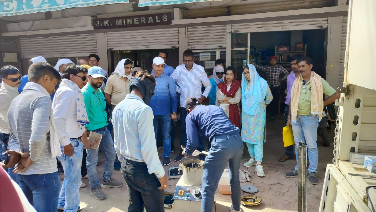 सडक़ में देखी डामर की गुणवत्ता, मौके पर ही किया परीक्षण