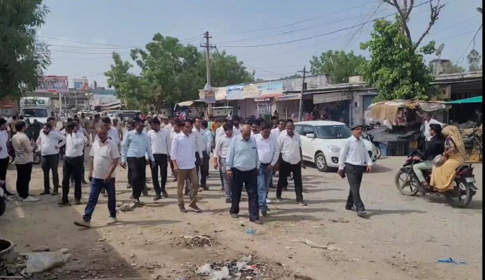 एसडीएम के तबादले और निर्णयों की जांच के लिए उग्र हुए अ धिवक्ता