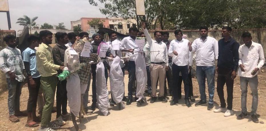 मुख्यमंत्री, मंत्री व विधायक के जलाए पुतले