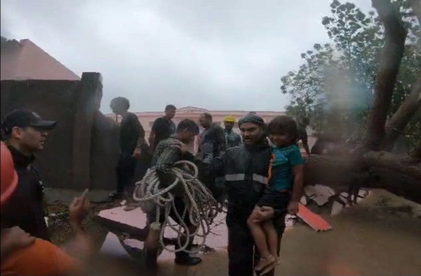 VIDEO: फायर ब्रिगेड कर्मियों ने मांडवी में 15 लोगों को रेस्क्यू किया