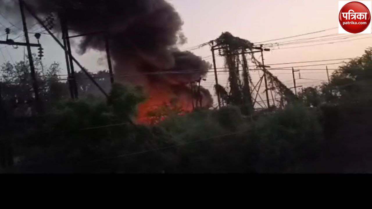 Unnao news: कुंदन रोड पावर हाउस में आग लगने से मचा हड़कंप, कानपुर से मंगाई गई
दमकल गाड़ी