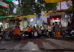 पोस्ट ऑफिस के बाहर रात को लग जाती है भीड़, १ दिन में बनते हैं सिर्फ 30 आधारकार्ड - image