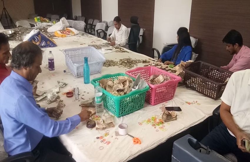 खजराना गणेश मंदिर की दान पेटी से निकले एक करोड़ 65 लाख रुपए