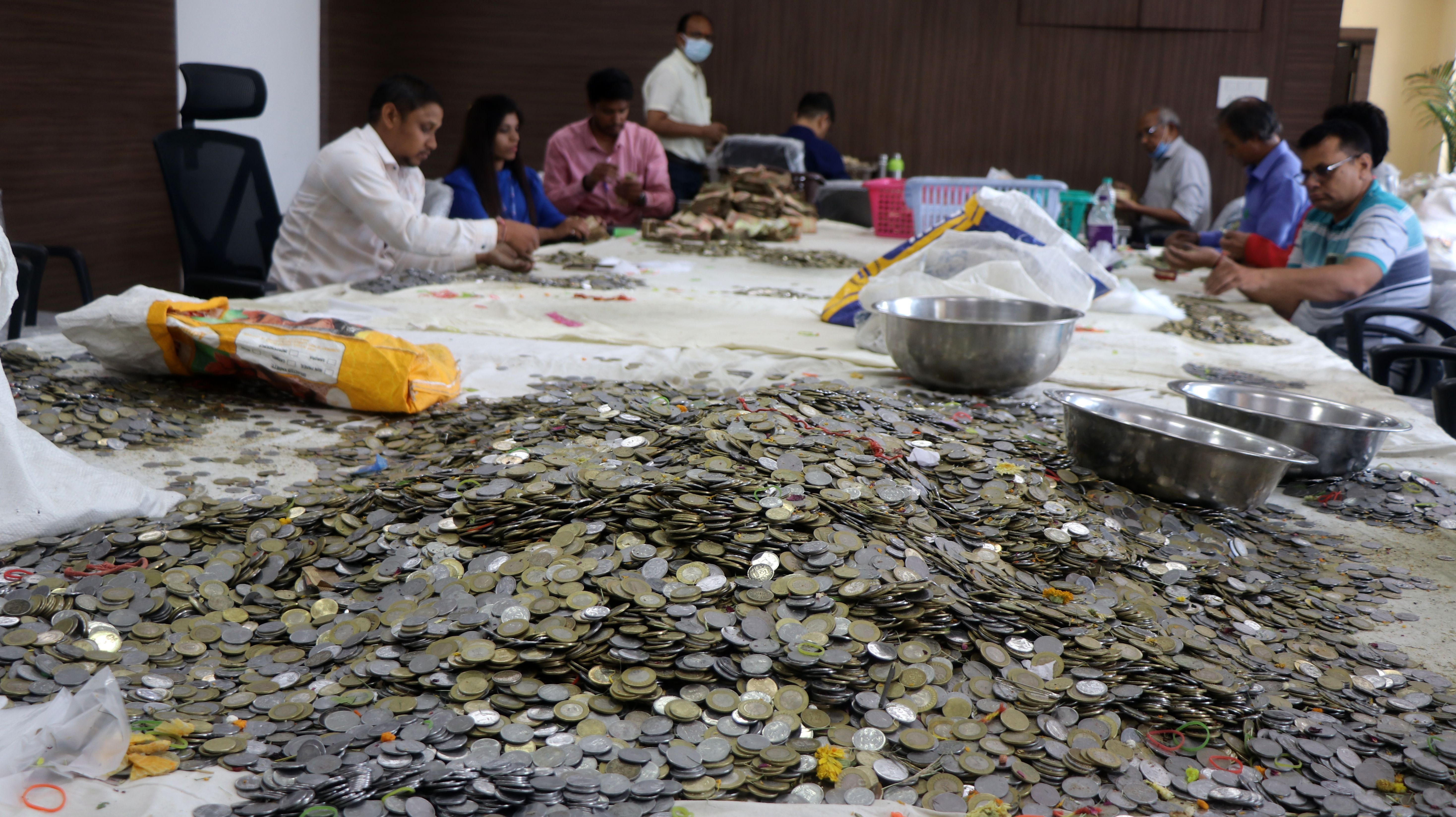 Video:प्रख्यात खजराना गणेश मंदिर से निकली ये मुद्राएं
