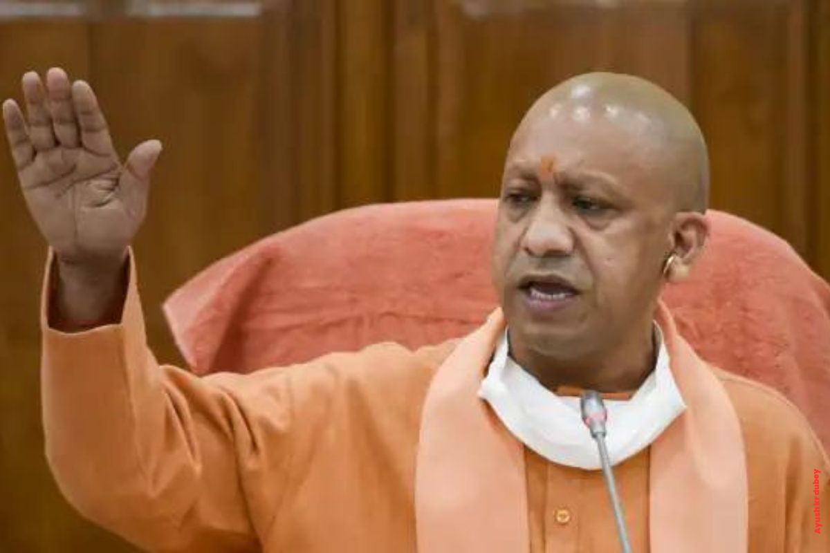 UP Breaking: एक घंटे में सोनभद्र पहुचेंगे CM, सुबह से ही तैयारी में जुटे रहे
अफसर, देखें वीडियो