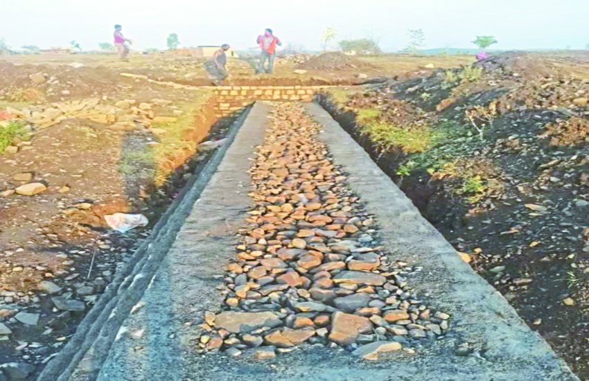स्टॉप डैम में सरपंच, ठेकेदार की मनमानी, हो रहा गुणवत्ताहीन कार्य