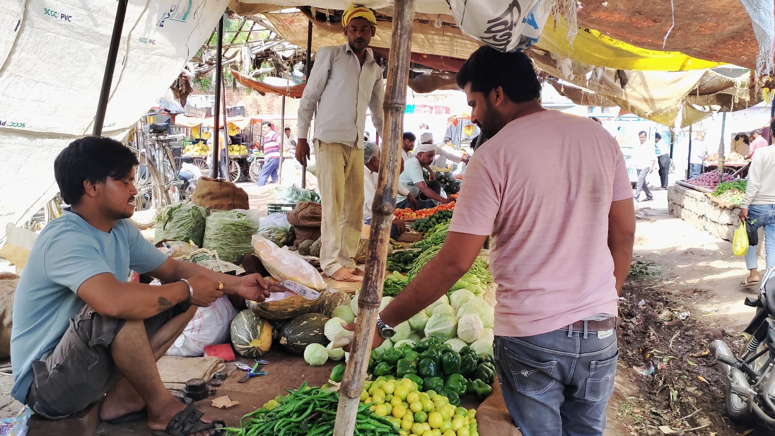 आईपीएस का रिश्तेदार मुरैना का ठेकेदार गुंडों से करवा रहा अवैध वसूली