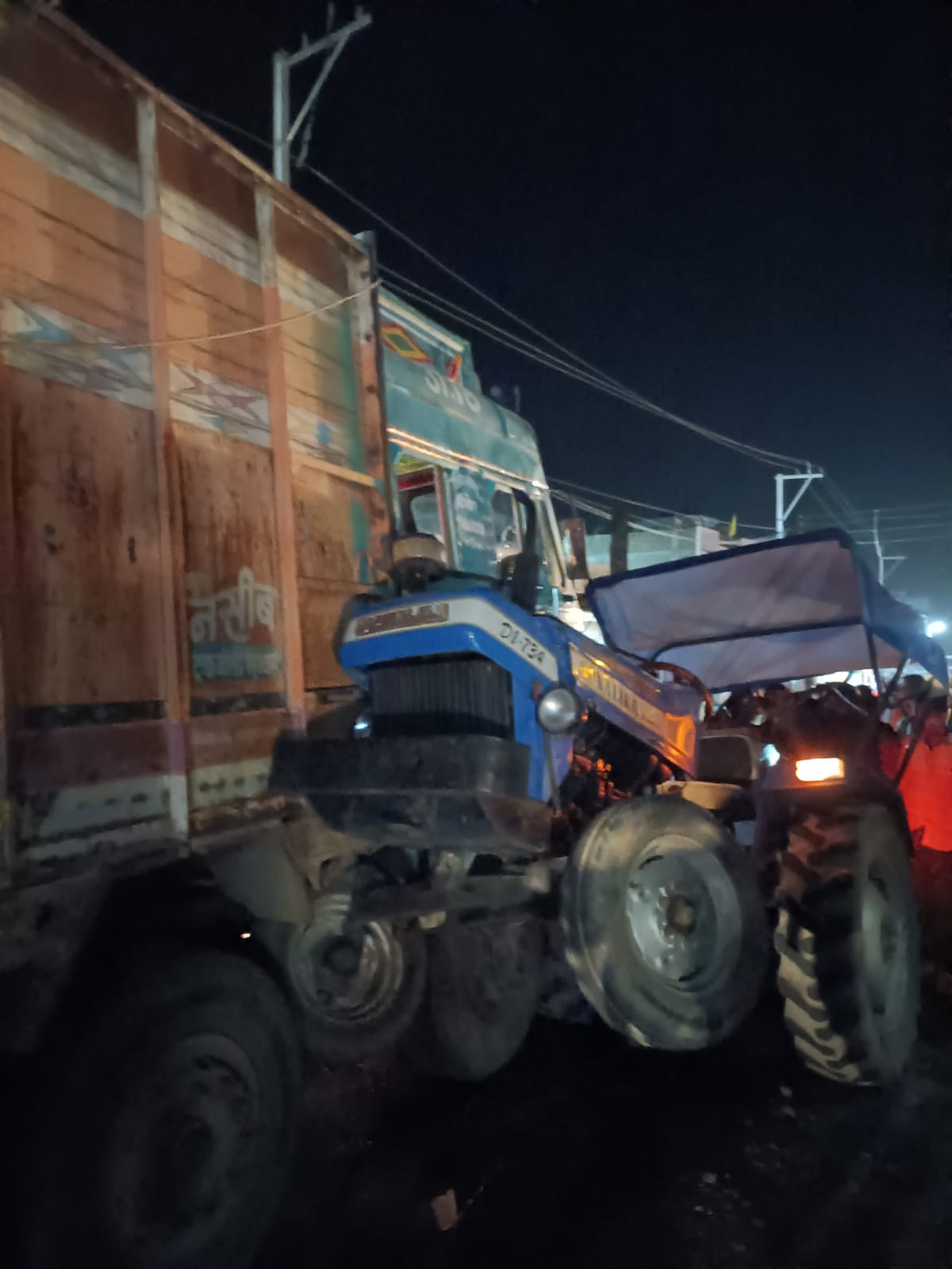 video: डिवाइडर क्रॉस कर दूसरी ओर जा रहे रहे ट्रैक्टर में ट्रक ने मारी टक्कर