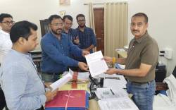 नेता ने डॉक्टर को दी धमकी, कहा- हाथ पैर तुड़वा दूंगा, अस्पताल में लगा दूंगा आग - image