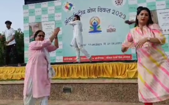 AGRA NEWS: लागी मेरी प्रीत तेरे संग रे शंकरा पर कैबिनेट मंत्री ने किया योगा डांस