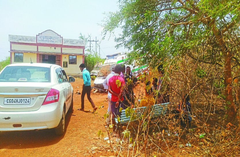 शव का पोस्टमार्टम कराने आए परिजनों और पुलिस को धूप में तपना और बारिश में पड़ता
है भीगना