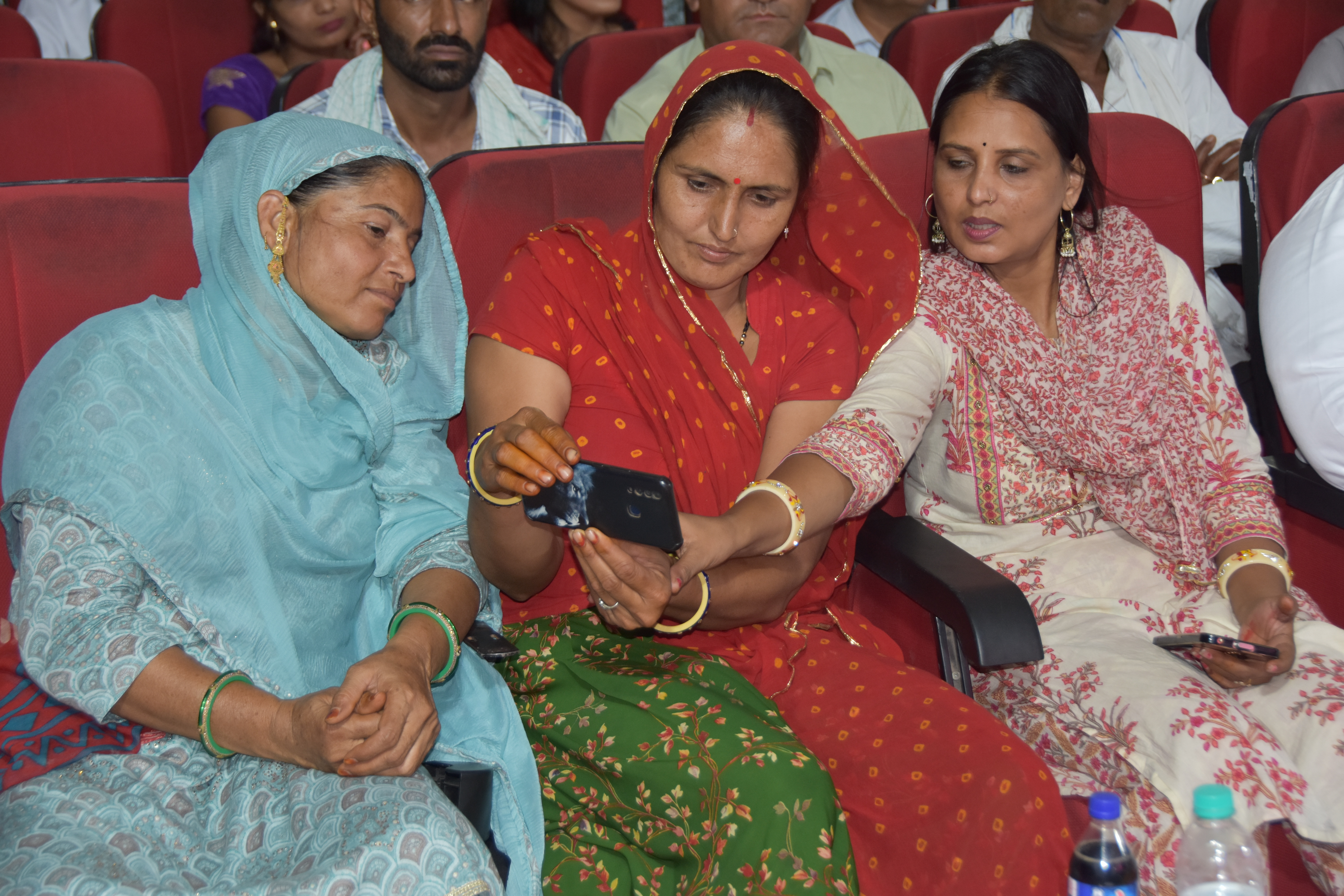 सहायता राशि पाकर खुश सोना व कस्तूरी सीएम से बोली-गाय खरीदेंगे