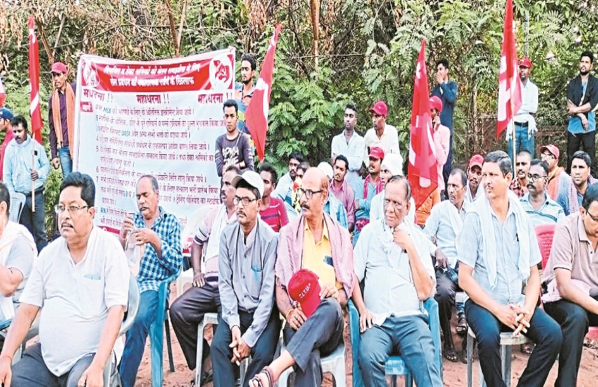 माइंस कर्मचारियों ने की वेतन बढ़ाने की मांग, किया अनसुना तो कामकाज बंद कर उतरे
सडकों पर