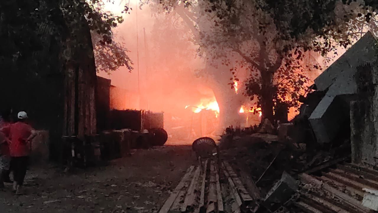 Video story: जामुन तोड़ते समय लोहे की रॉड 33 हजार केवी लाइन को छू गई, हुआ बड़ा
हादसा